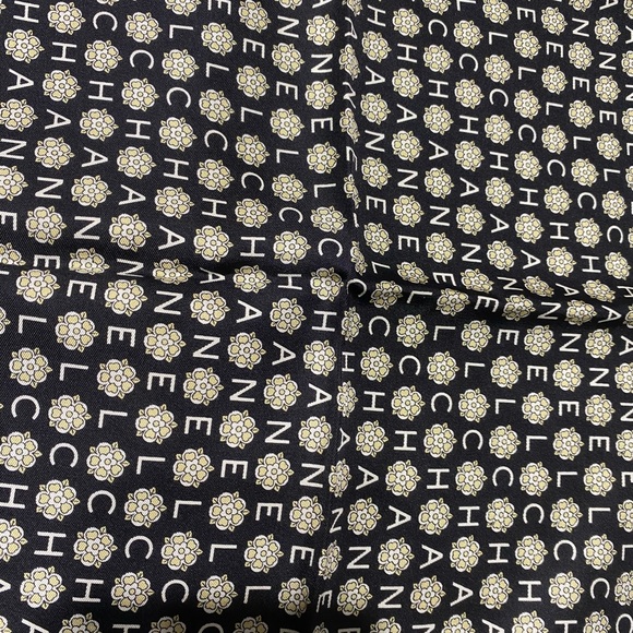 Chanel camellia handkerchief-authentic and in great condition ❤️ firm in price - Picture 6 of 8